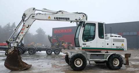 2007 Liebherr 900C wheel excavator side view 2007 Liebherr 900C wheel excavator side view