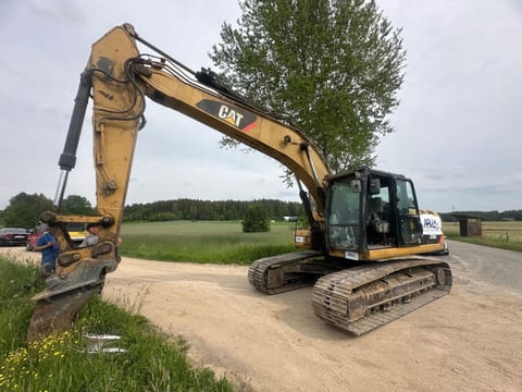 Seitenansicht eines Caterpillar 320D Raupenbaggers von 2011 Seitenansicht eines Caterpillar 320D Raupenbaggers von 2011