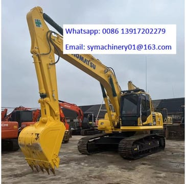 Escavatore cingolato Komatsu PC220-8 del 2022, vista anteriore tre quarti Escavatore cingolato Komatsu PC220-8 del 2022, vista anteriore tre quarti