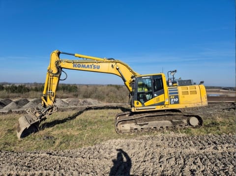 2020 Komatsu PC210LC-11 crawler excavator, side profile view 2020 Komatsu PC210LC-11 crawler excavator, side profile view