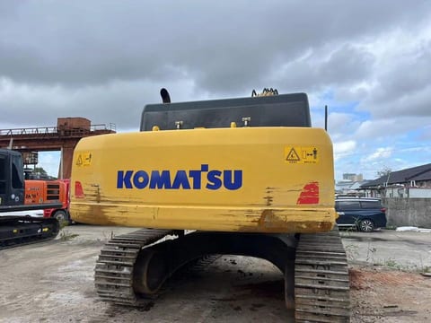2020 Komatsu PC400-8 crawler excavator, rear view 2020 Komatsu PC400-8 crawler excavator, rear view