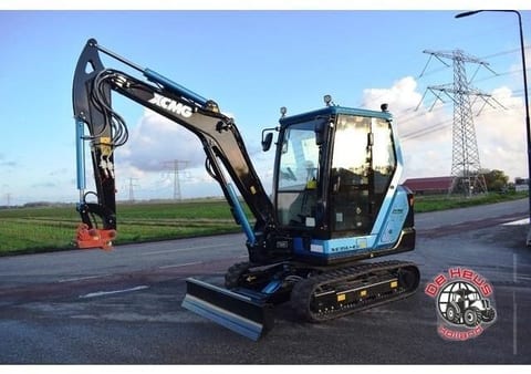 XCMG XE35U-EV mini excavator, side view XCMG XE35U-EV mini excavator, side view