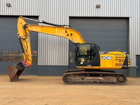 2015 JCB JS220 crawler excavator, side view 2015 JCB JS220 crawler excavator, side view