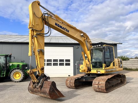 2014 Komatsu PC190LC-8 crawler excavator, side view 2014 Komatsu PC190LC-8 crawler excavator, side view