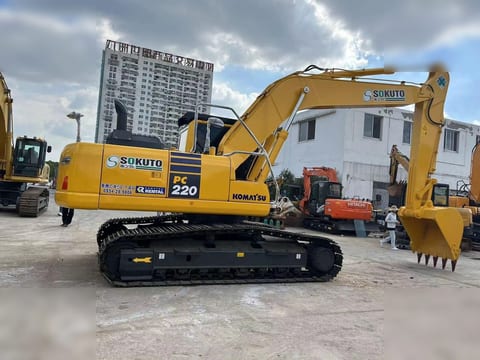 Pelle sur chenilles Komatsu PC220-8 de 2021, vue de côté Pelle sur chenilles Komatsu PC220-8 de 2021, vue de côté