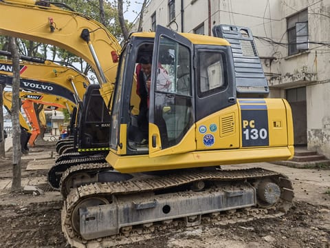 2018 Komatsu PC130-7 excavator, side view of cab 2018 Komatsu PC130-7 excavator, side view of cab