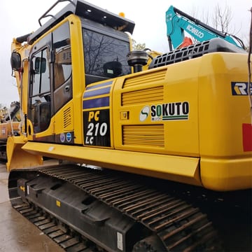 2025 Komatsu PC210LC-7 crawler excavator, side view 2025 Komatsu PC210LC-7 crawler excavator, side view