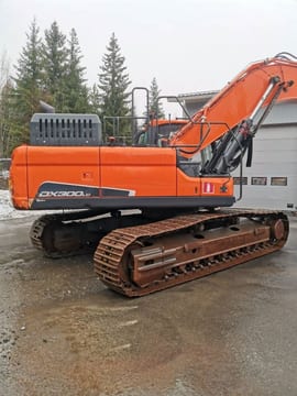 2018 Doosan DX300LC-5 crawler excavator, side profile view 2018 Doosan DX300LC-5 crawler excavator, side profile view