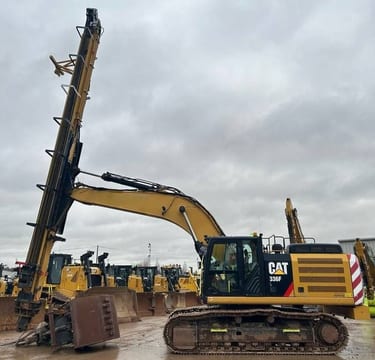 2018 Caterpillar 336FL crawler excavator with telescopic arm, side view 2018 Caterpillar 336FL crawler excavator with telescopic arm, side view