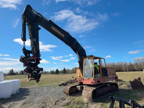 1977 Åkerman H12B excavator, side view with grapple attachment 1977 Åkerman H12B excavator, side view with grapple attachment