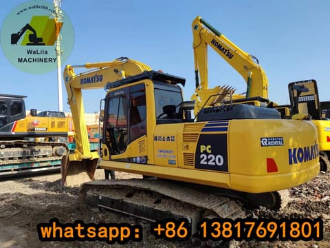 Escavatore cingolato Komatsu PC220-8 del 2022, vista posteriore tre quarti Escavatore cingolato Komatsu PC220-8 del 2022, vista posteriore tre quarti
