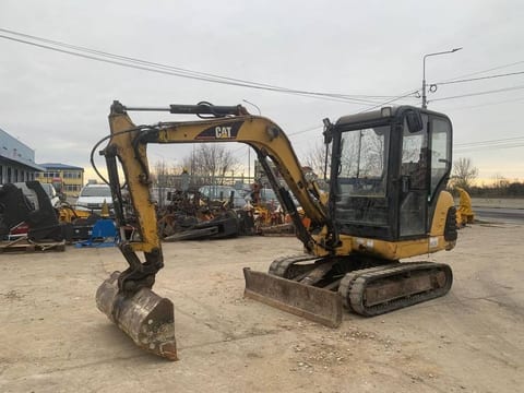 2000 Caterpillar 302.5 mini excavator, side profile view 2000 Caterpillar 302.5 mini excavator, side profile view