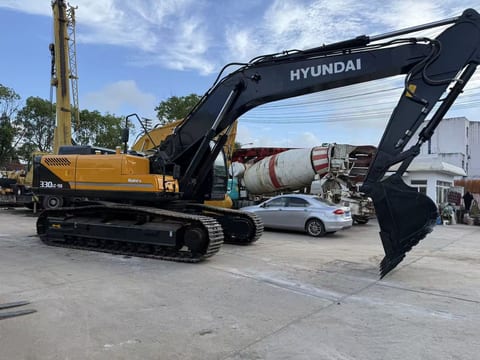 2020 Hyundai R330LC-9S crawler excavator side view 2020 Hyundai R330LC-9S crawler excavator side view