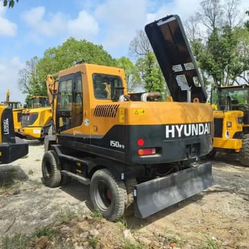 Hyundai 150W-9 wheel excavator rear view