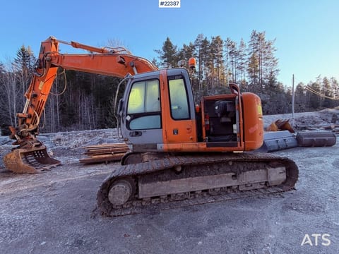 2004 Hitachi ZX225USR crawler excavator side view 2004 Hitachi ZX225USR crawler excavator side view