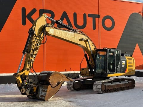 2017 Caterpillar 323F L crawler excavator side view 2017 Caterpillar 323F L crawler excavator side view