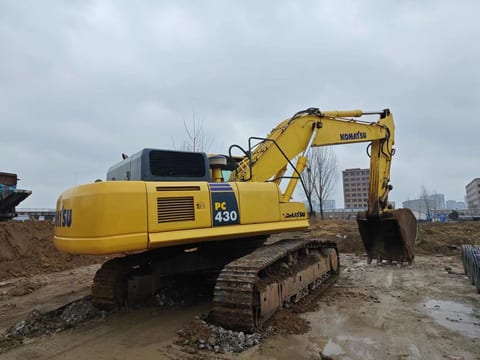 2022 Komatsu PC430-8 crawler excavator, rear three-quarter view 2022 Komatsu PC430-8 crawler excavator, rear three-quarter view