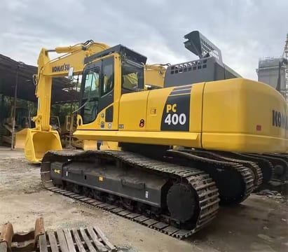 2023 Komatsu PC400-8 crawler excavator, rear three-quarter view 2023 Komatsu PC400-8 crawler excavator, rear three-quarter view