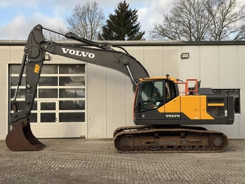 2018 Volvo EC220ENL crawler excavator, side view 2018 Volvo EC220ENL crawler excavator, side view