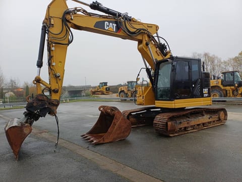 2018 Caterpillar 325F CR crawler excavator, side view 2018 Caterpillar 325F CR crawler excavator, side view