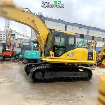 2007 Komatsu PC200-7 crawler excavator, side view 2007 Komatsu PC200-7 crawler excavator, side view