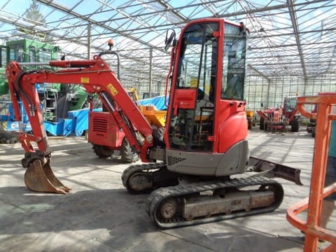 2016 Yanmar VIO25-4 mini excavator, side view 2016 Yanmar VIO25-4 mini excavator, side view