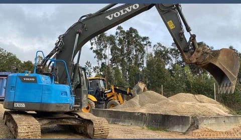 2013 Volvo ECR235DL crawler excavator, rear three-quarter view 2013 Volvo ECR235DL crawler excavator, rear three-quarter view