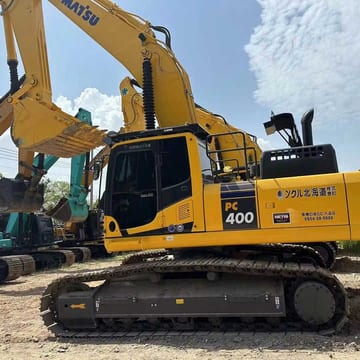 2022 Komatsu PC400-8 crawler excavator side view 2022 Komatsu PC400-8 crawler excavator side view