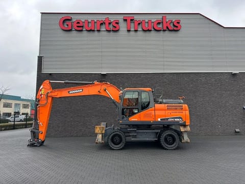 2021 Doosan DX190W-5 wheel excavator, side view 2021 Doosan DX190W-5 wheel excavator, side view