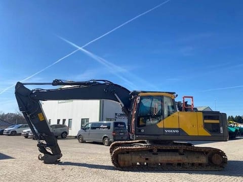 2020 Volvo EC220EL crawler excavator side view 2020 Volvo EC220EL crawler excavator side view