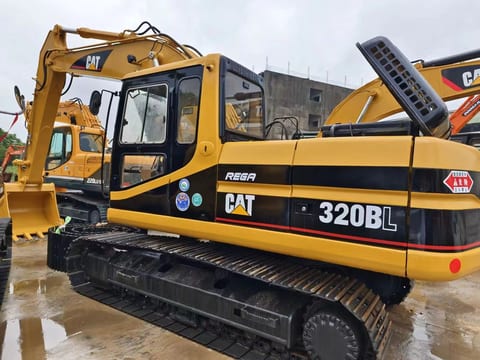 2014 Caterpillar 320BL crawler excavator, side view 2014 Caterpillar 320BL crawler excavator, side view