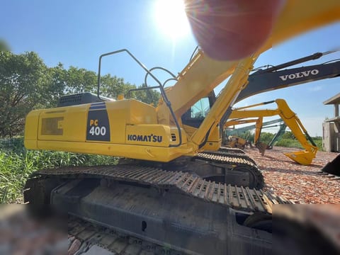 2017 Komatsu PC400-7 crawler excavator, side view 2017 Komatsu PC400-7 crawler excavator, side view
