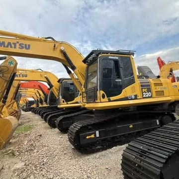 Komatsu PC220-8 гусеничный экскаватор, вид сбоку Komatsu PC220-8 гусеничный экскаватор, вид сбоку