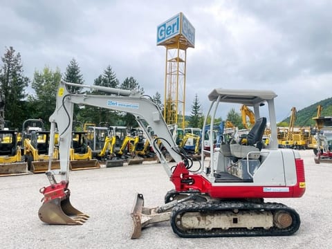 2005 Takeuchi TB135 mini excavator side view 2005 Takeuchi TB135 mini excavator side view