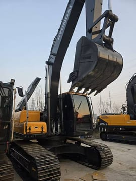 2023 Hyundai R220LC-9S crawler excavator, front three-quarter view 2023 Hyundai R220LC-9S crawler excavator, front three-quarter view