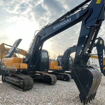 2023 Hyundai 220LC-9S crawler excavator side view 2023 Hyundai 220LC-9S crawler excavator side view