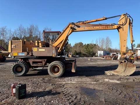 1988 CASE Poclain 81 P excavator side view 1988 CASE Poclain 81 P excavator side view