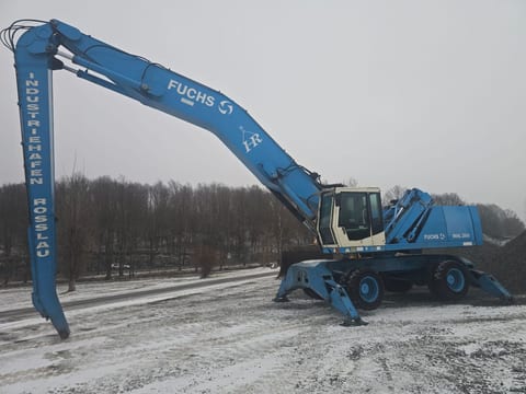 2001 Fuchs MHL 360 material handler, side view 2001 Fuchs MHL 360 material handler, side view
