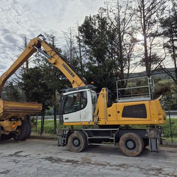 2018 Liebherr LH30 M material handler side view 2018 Liebherr LH30 M material handler side view