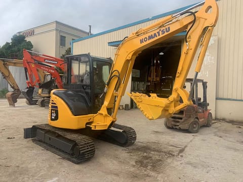 2023 Komatsu PC40 MR mini excavator, side view 2023 Komatsu PC40 MR mini excavator, side view