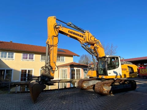2016 Liebherr R936 NLC crawler excavator, side view 2016 Liebherr R936 NLC crawler excavator, side view