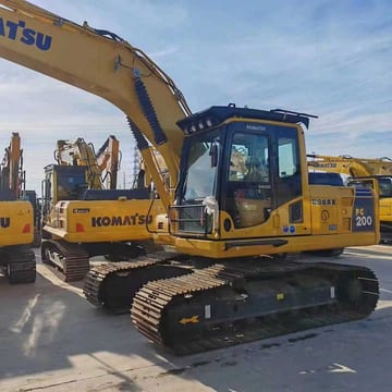 Escavatore cingolato Komatsu PC200-8 del 2022, vista laterale