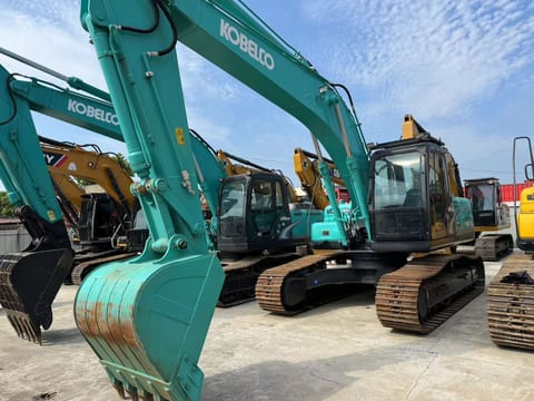 Kobelco SK210-8 crawler excavator, front three-quarter view Kobelco SK210-8 crawler excavator, front three-quarter view