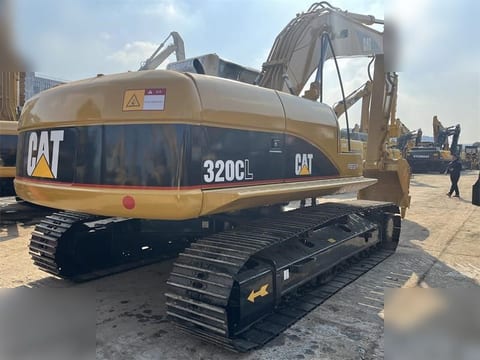 Pelle sur chenilles Caterpillar 320CL de 2003, vue arrière trois-quarts Pelle sur chenilles Caterpillar 320CL de 2003, vue arrière trois-quarts