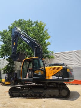 Hyundai R225LC-9T crawler excavator, side profile view Hyundai R225LC-9T crawler excavator, side profile view
