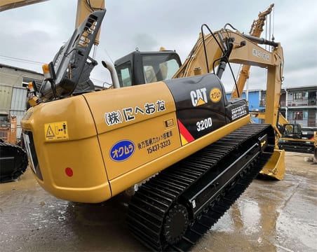 Escavatore cingolato Caterpillar 320D del 2016, vista posteriore tre quarti Escavatore cingolato Caterpillar 320D del 2016, vista posteriore tre quarti