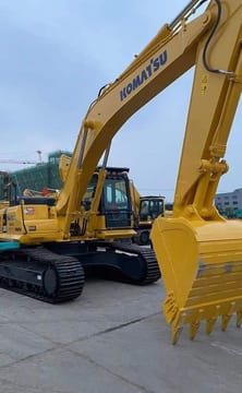 Komatsu PC300 crawler excavator, side profile view Komatsu PC300 crawler excavator, side profile view