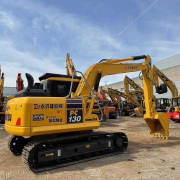Escavatore cingolato Komatsu PC130 del 2018, vista posteriore tre quarti Escavatore cingolato Komatsu PC130 del 2018, vista posteriore tre quarti