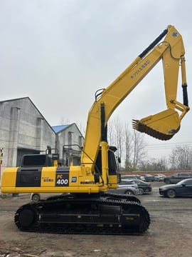 Komatsu PC400 crawler excavator, side profile view Komatsu PC400 crawler excavator, side profile view