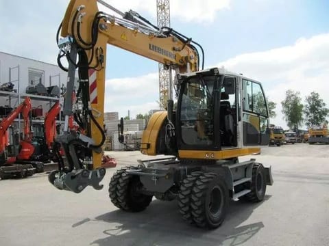 2022 Liebherr A 913 Compact G6.0-D wheel excavator, front three-quarter view 2022 Liebherr A 913 Compact G6.0-D wheel excavator, front three-quarter view